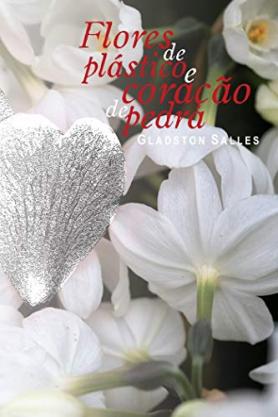 Flores de plástico e coração de pedra